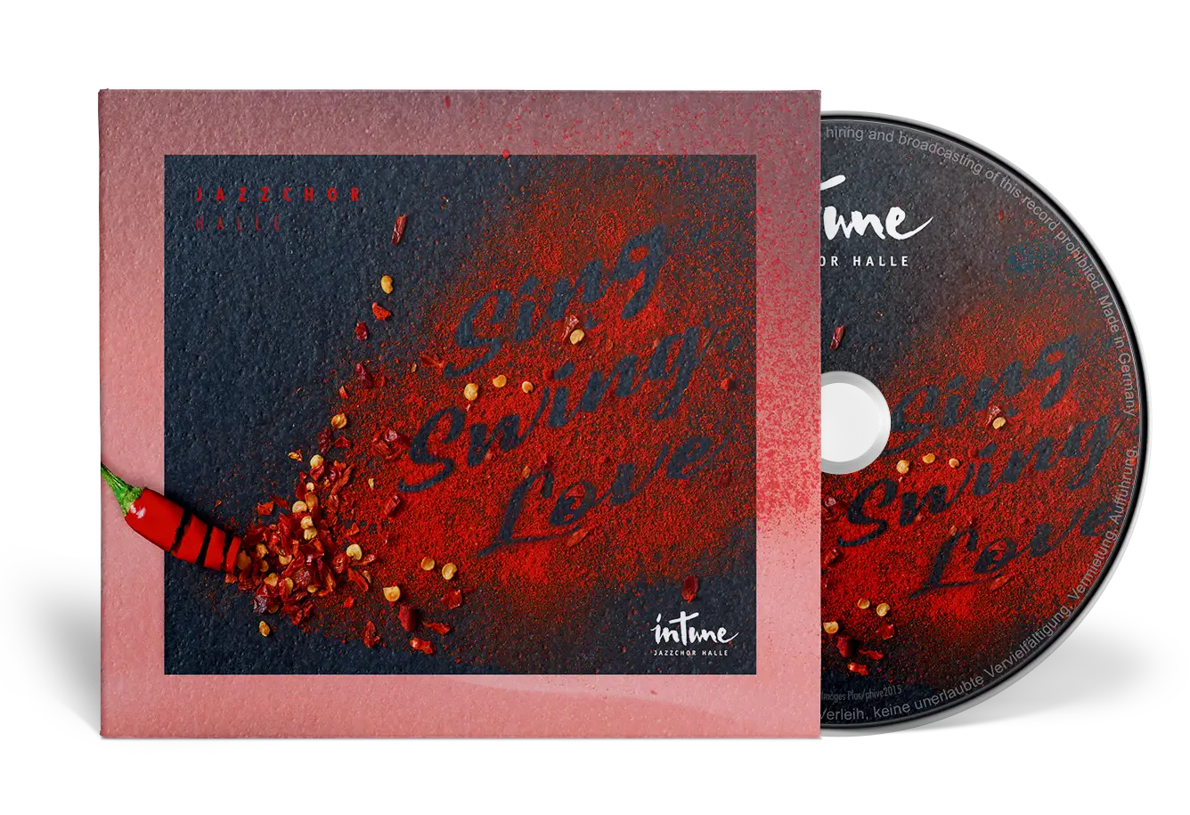 CD und Cover Sing Swing Love des Jazzchors Halle mit Gewürzen und rotem Chili auf dunklem Hintergrund